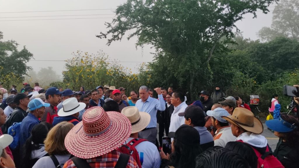 Autoridades estatales dialogan con afectados por el huracán John que bloquean carretera en Tixtla