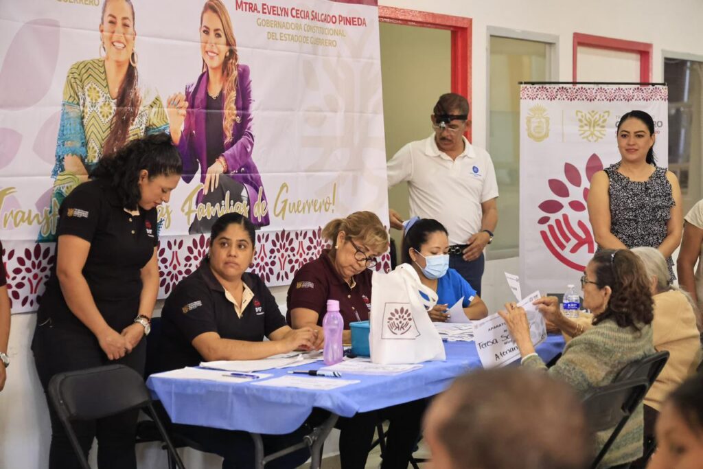 DIF Guerrero apoya a grupos de atención prioritaria con entrega de aparatos auditivos y lentes