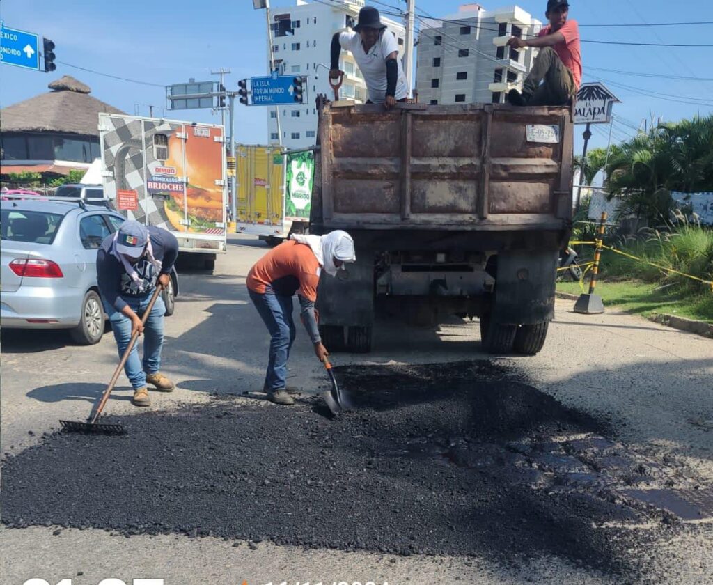 Gobierno de Guerrero rehabilita circuito carretero en Acapulco.