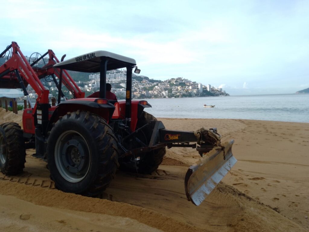 El gobierno del Estado, a través de la dirección de Playas, realiza trabajos de limpieza en la franja costera del Puerto de Acapulco.