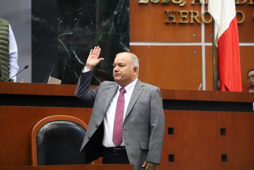 Raymundo Segura Estrada, comparece ante el pleno del Congreso Local.