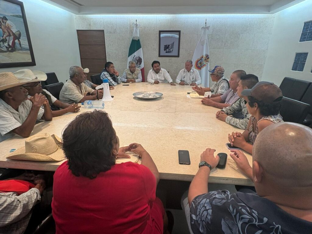 El subsecretario de Desarrollo Político y Social, Francisco Rodriguez Cisneros, encabezó una reunión con manifestantes que bloquearon el viaducto Metlapil
