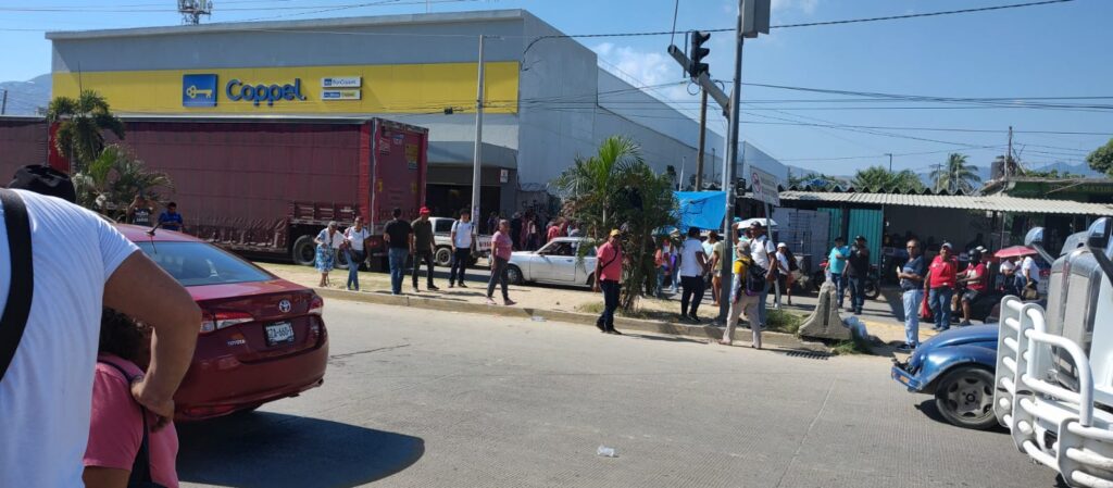 Logra gobierno de Guerrero restablecer la circulación vial en el bulevar Vicente Guerrero de Acapulco