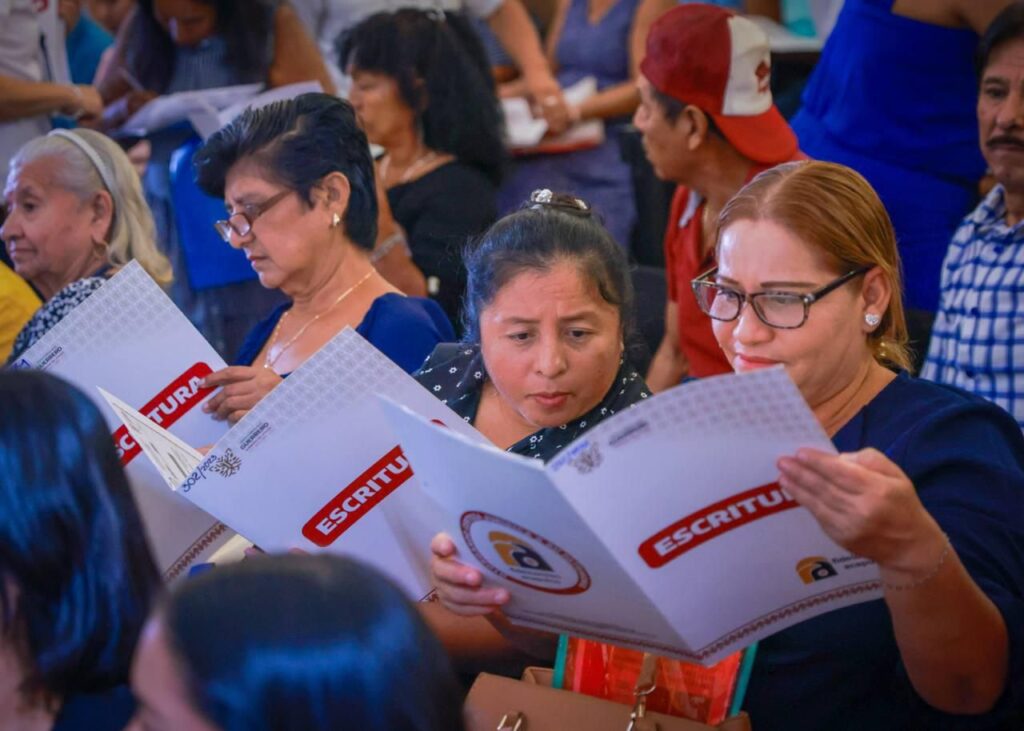 Otorga Evelyn Salgado certeza jurídica a 500 familias de Acapulco con la entrega de títulos de propiedad de vivienda