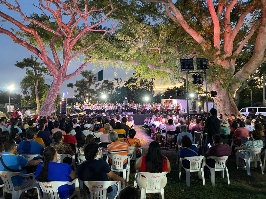 Inaugura la OFA la Villa Navideña en el Parque Papagayo