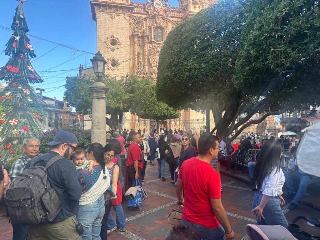 Gran afluencia de turistas en Taxco, Pueblo Mágico