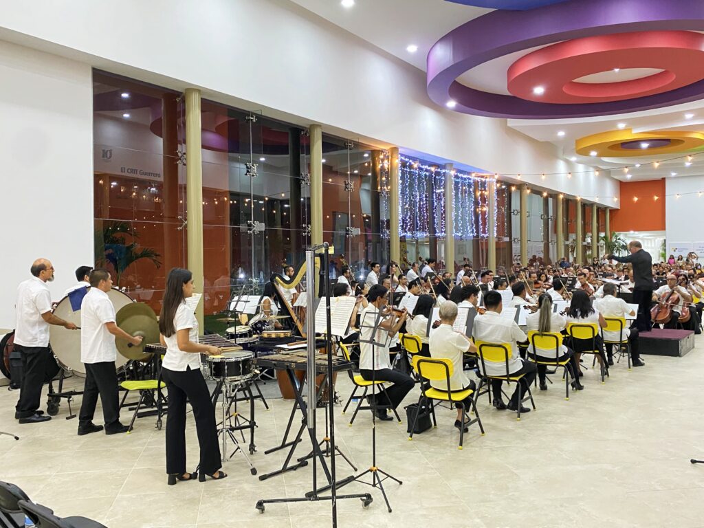 Niñas, niños y adolescentes del CRIT Guerrero, disfrutaron del Concierto Navideño de la Orquesta Filarmónica de Acapulco