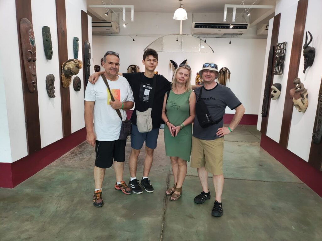 Familias acapulqueñas y turistas visitan el Museo de la Máscara en Acapulco
