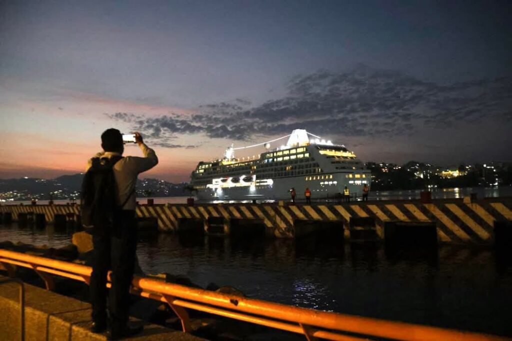 Llega al puerto de Acapulco el primer crucero del 2025, MS Náutica con más mil personas a bordo