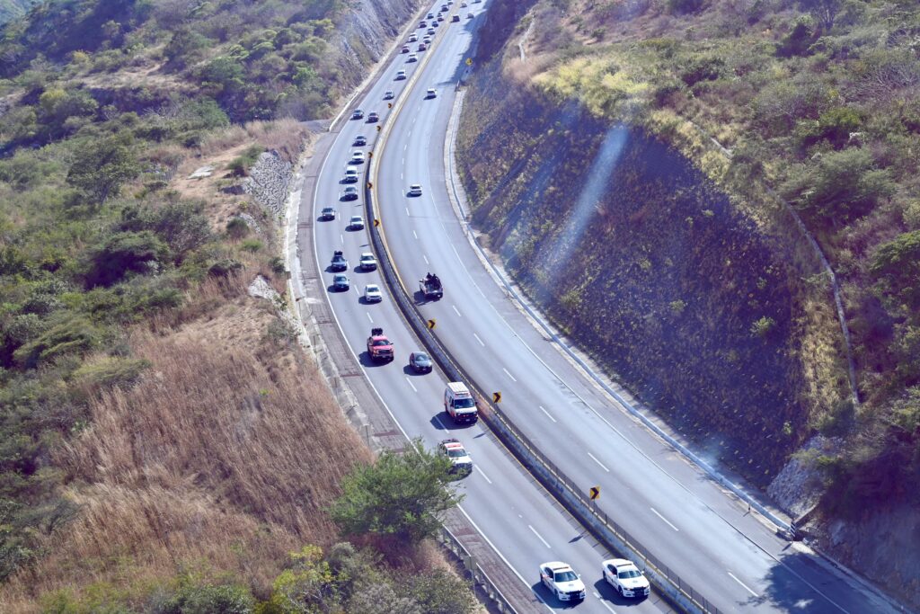 Desde el aire, vigilan SSP y PC Guerrero puntos prioritarios de la Autopista del Sol