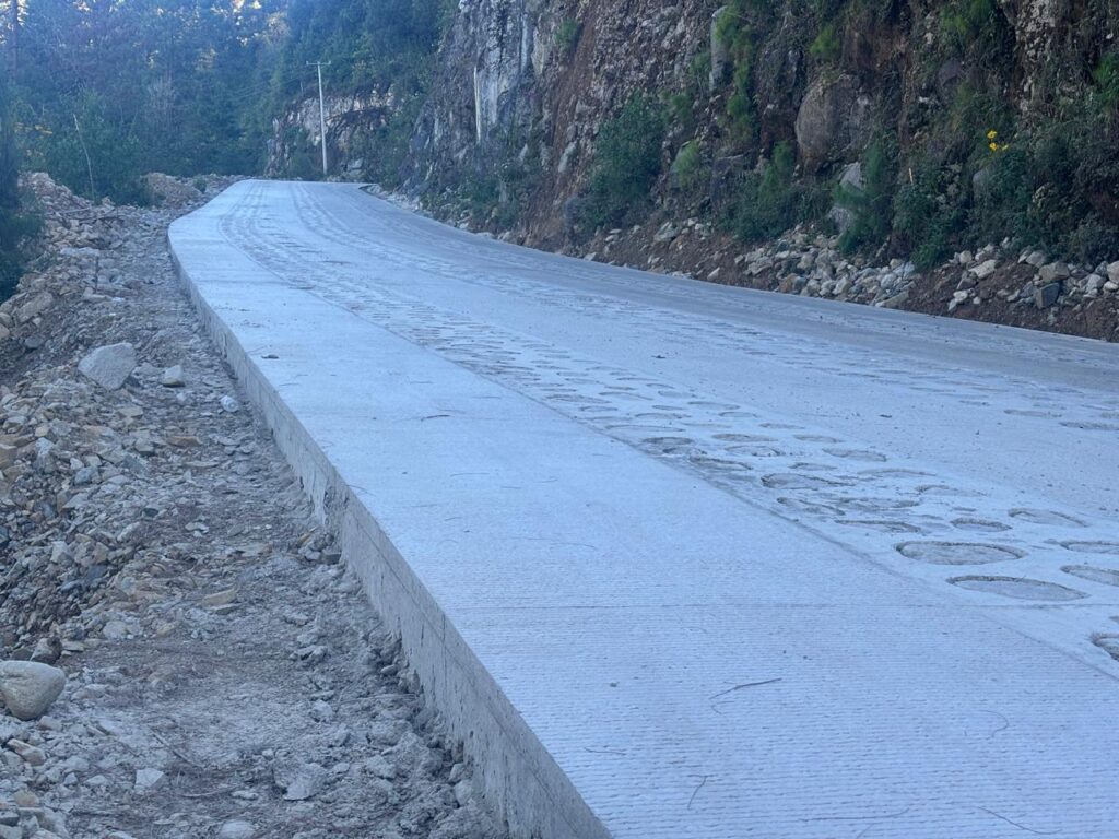 Gobierno del estado continúa con obras carreteras en la zona serrana de Atoyac de Álvarez 