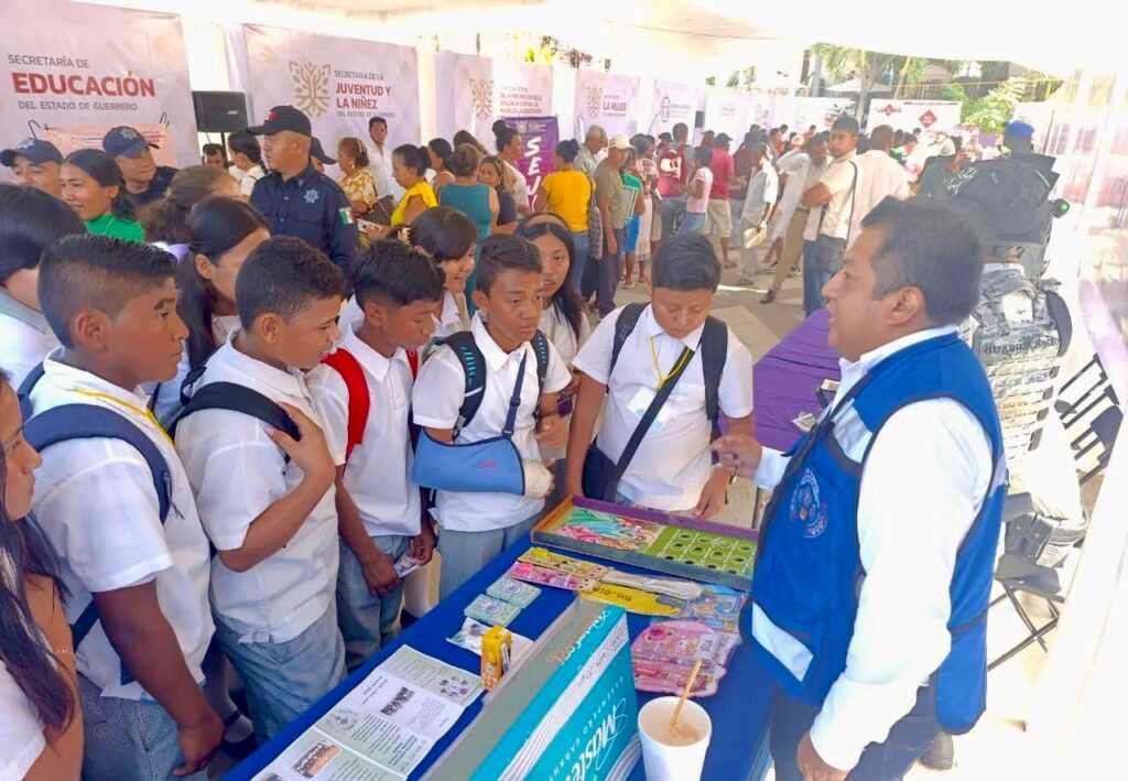 En la región de la Costa Chica, cientos de personas participan en la Feria de Servicios Integrales