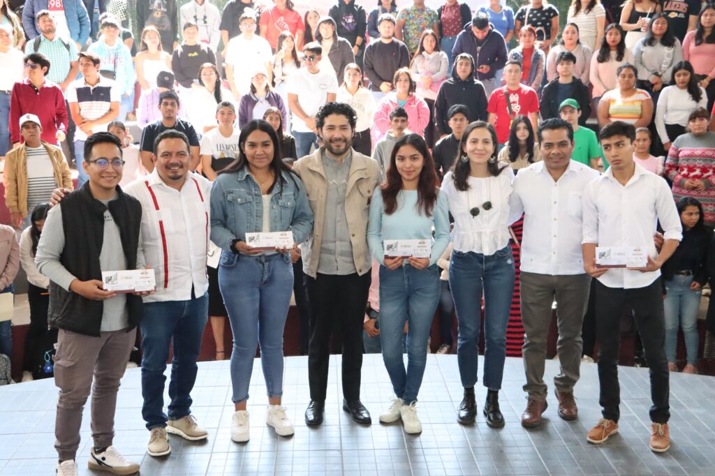 Entrega el gobierno federal a jóvenes guerrerenses tarjetas del programa “Jóvenes Construyendo el Futuro”