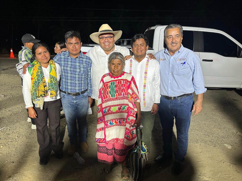 Luego de una reunión encabezada por el subsecretario Francisco Rodríguez pobladores de Cochoapa concluyen bloqueo