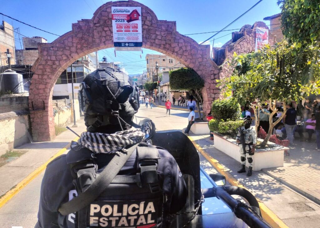 Elementos de la Policía Estatal, realizan recorridos de seguridad durante el tradicional pendón de Zumpango