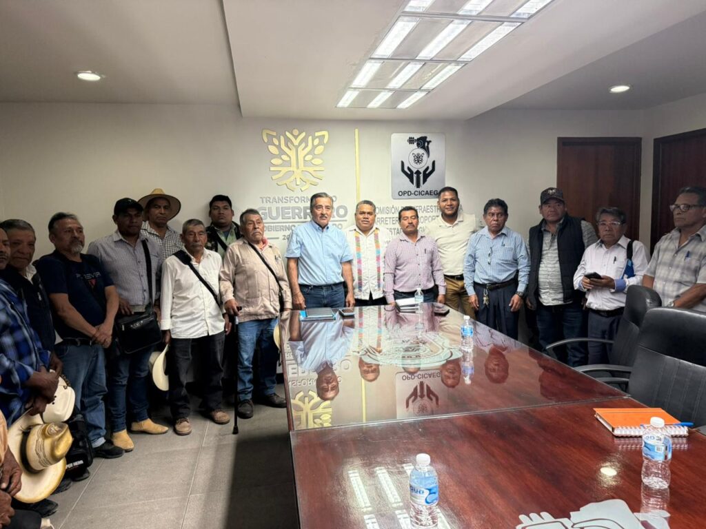 Martín Vega González, sostuvo una reunión con pobladores de la localidad de Ocoapa