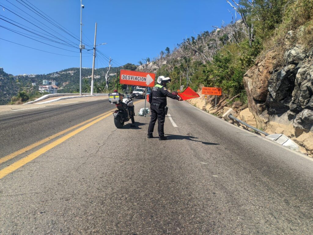 Oficiales de Tránsito Estatal permanecen brindando seguridad y apoyo vial en la Avenida Escénica