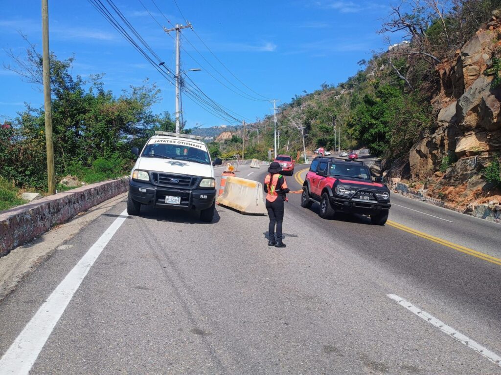 Oficiales de Tránsito Estatal, permanecen en la avenida Escénica de Acapulco