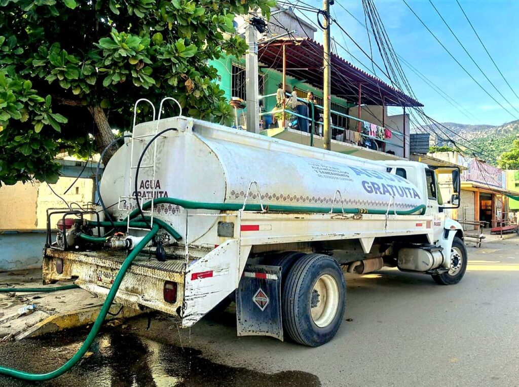 Gobierno estatal abastece de agua en pipa la zona de Cacahuatepec, municipio de Acapulco