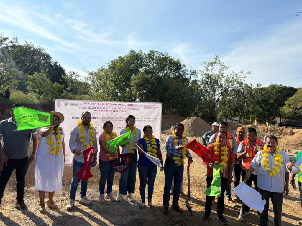 El gobierno de Guerrero impulsa obras que transforman en la región de la Costa Chica  Chilpancingo, Gro., 28 de enero de 2025.- Como parte de los proyectos y acciones que lleva a cabo el gobierno del estado para impulsar el progreso y desarrollo de la entidad, la Secretaría de Desarrollo Urbano, Obras Públicas y Ordenamiento Territorial inició la construcción de la cancha de usos múltiples en la comunidad de Llano de la Puerta perteneciente al municipio de San Marcos.   El subsecretario de Obras Públicas, Gustavo Gallardo Carmona, y el director general técnico de la SDUOPOT, Oscar Hernández, dieron el banderazo de inicio a los trabajos en los que se invertirán cerca de 3 millones de pesos en beneficio de 1,300 habitantes de la comunidad.  Estos trabajos se suman a las acciones que transforman que ha impulsado la gobernadora Evelyn Salgado Pineda en el año de las obras en la región de la Costa Chica.  Como parte de la modernización de la cancha, destaca la instalación de un techado con lámina galvanizada, bajadas pluviales, estructuras multifuncionales, tableros, pintura en toda la estructura, así como iluminación.