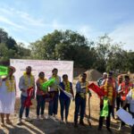 El gobierno de Guerrero impulsa obras que transforman en la región de la Costa Chica  Chilpancingo, Gro., 28 de enero de 2025.- Como parte de los proyectos y acciones que lleva a cabo el gobierno del estado para impulsar el progreso y desarrollo de la entidad, la Secretaría de Desarrollo Urbano, Obras Públicas y Ordenamiento Territorial inició la construcción de la cancha de usos múltiples en la comunidad de Llano de la Puerta perteneciente al municipio de San Marcos.   El subsecretario de Obras Públicas, Gustavo Gallardo Carmona, y el director general técnico de la SDUOPOT, Oscar Hernández, dieron el banderazo de inicio a los trabajos en los que se invertirán cerca de 3 millones de pesos en beneficio de 1,300 habitantes de la comunidad.  Estos trabajos se suman a las acciones que transforman que ha impulsado la gobernadora Evelyn Salgado Pineda en el año de las obras en la región de la Costa Chica.  Como parte de la modernización de la cancha, destaca la instalación de un techado con lámina galvanizada, bajadas pluviales, estructuras multifuncionales, tableros, pintura en toda la estructura, así como iluminación.