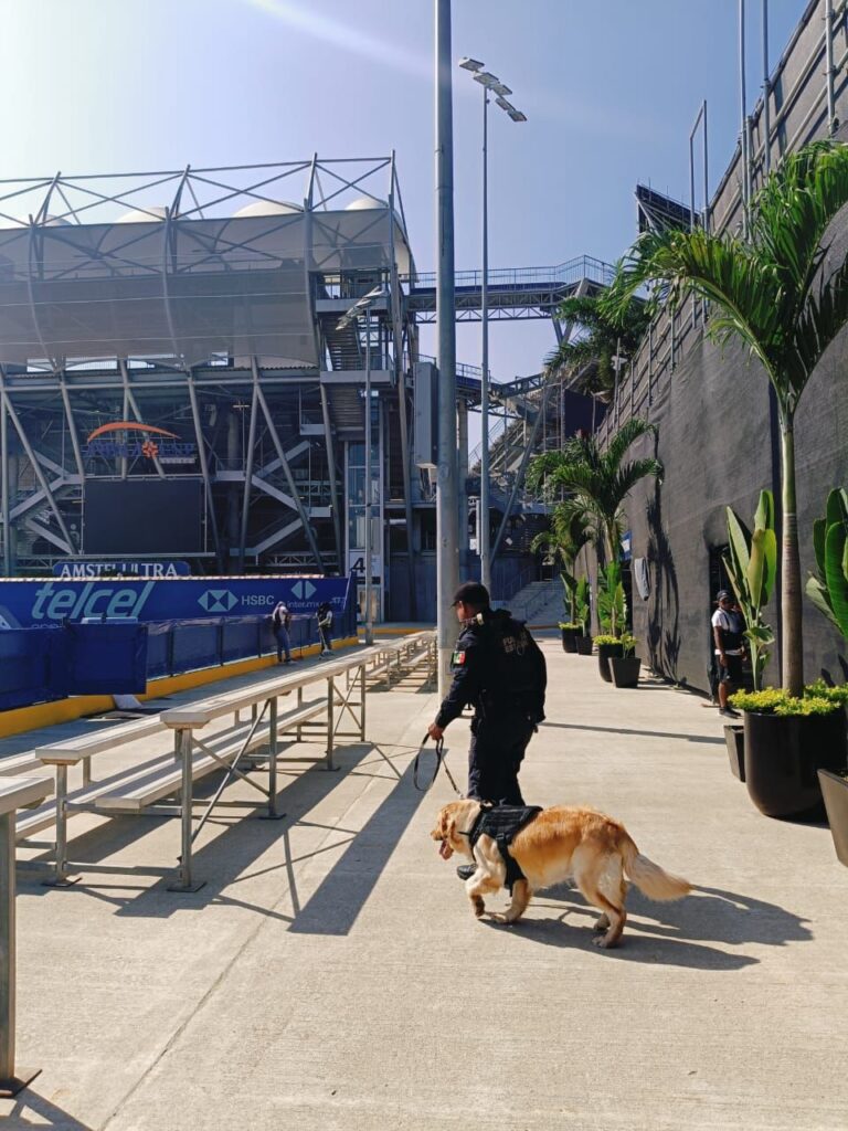 Se realizan inspecciones al interior y exterior del recinto deportivo Arena GNP en Acapulco.