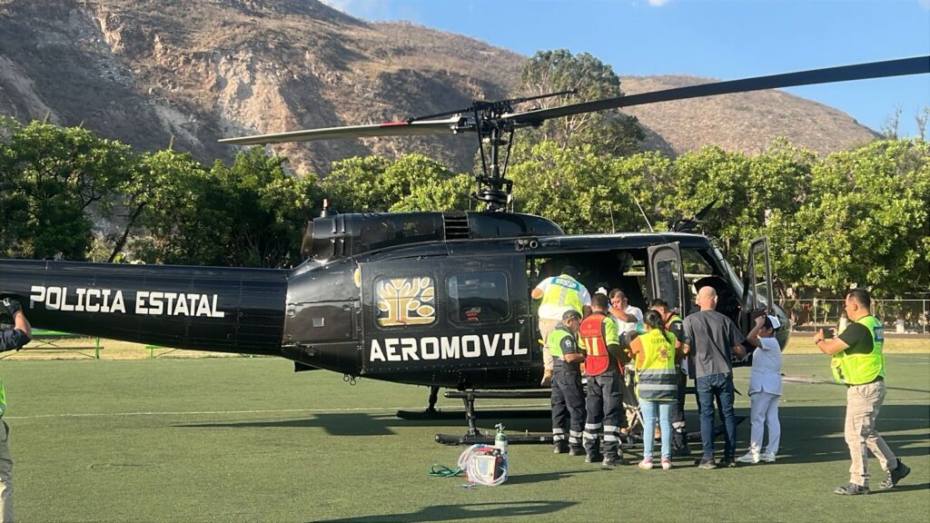 Traslada la SSG vía aérea a una femenina de Tlapa a Acapulco para recibir atención médica