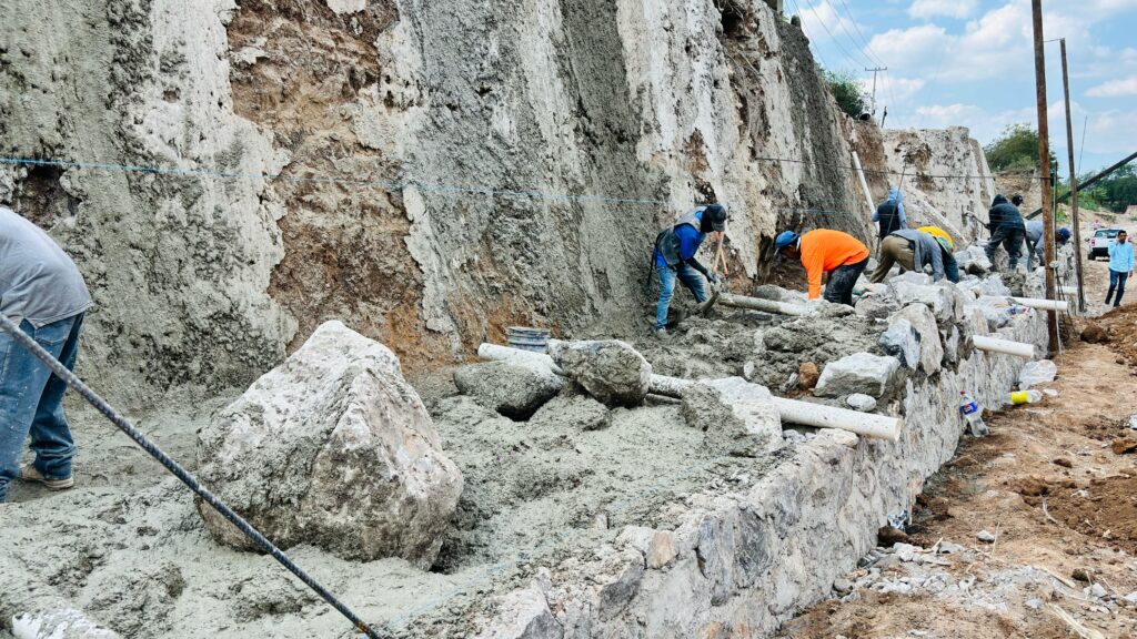 Arrancan obras de rehabilitación de carretera Petaquillas-Coatomatitlán, afectada por el paso del huracán John