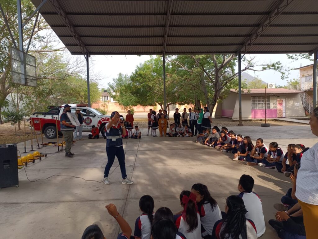 Personal de la SGIRPCGRO realiza actividades de prevención de incidentes en planteles educativos de Tierra Caliente
