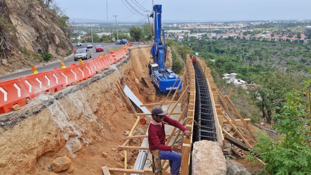 Avanzan trabajos de rehabilitación en la avenida Escénica en el puerto de Acapulco