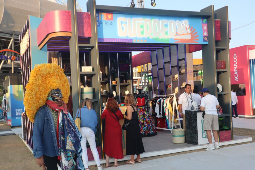 Artesanos guerrerenses expenden sus productos en la edición 32 del abierto Mexicano de Tenis que se realiza en Acapulco