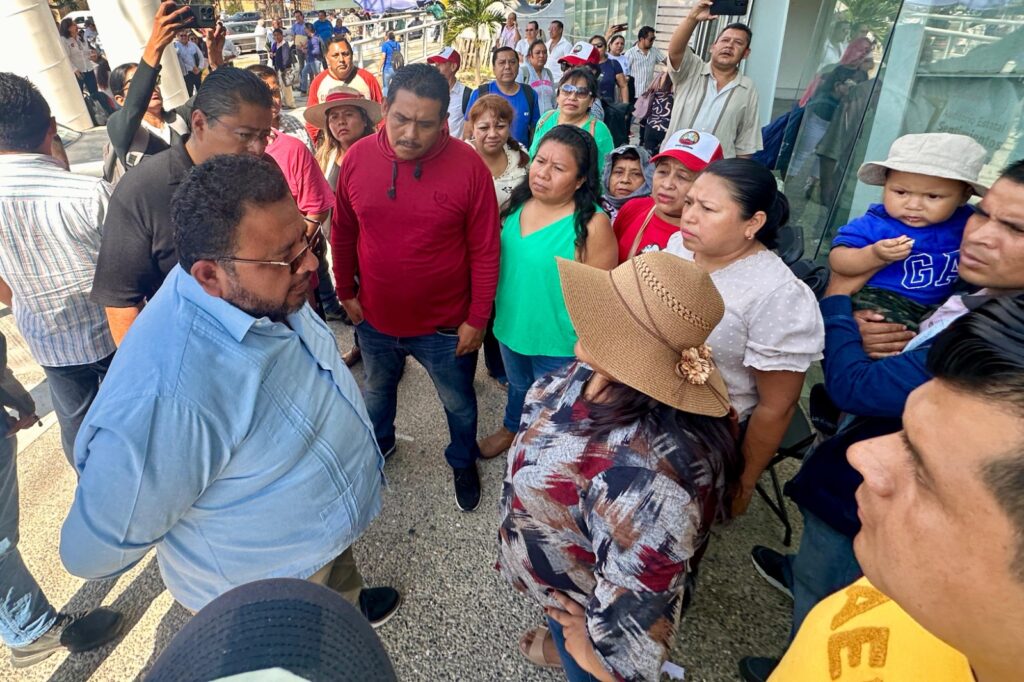 El Subsecretario de Desarrollo Político y Social, Francisco Rodríguez atiende a representantes de CETEG y SNTE
