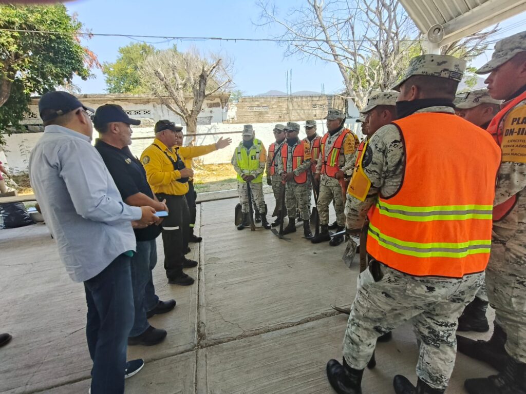 Autoridades estatales y municipales intensifican acciones para extinguir incendio forestal en Iguala