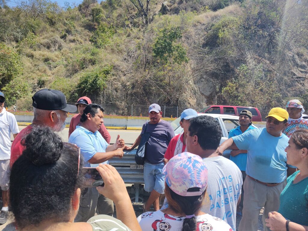Se restablece circulación vial en el entronque de los viaductos Metlapil y Poniente