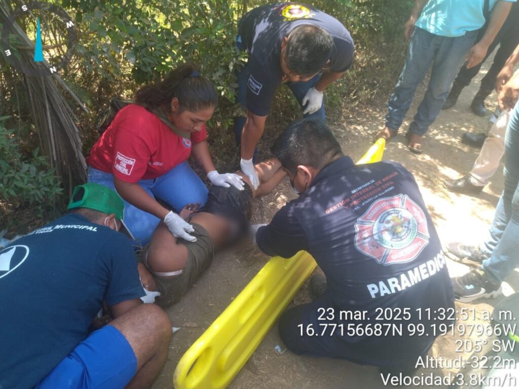 Atiende SGIRPCGRO accidente en Marquelia y traslada a mujer lesionada al hospital de San Marcos