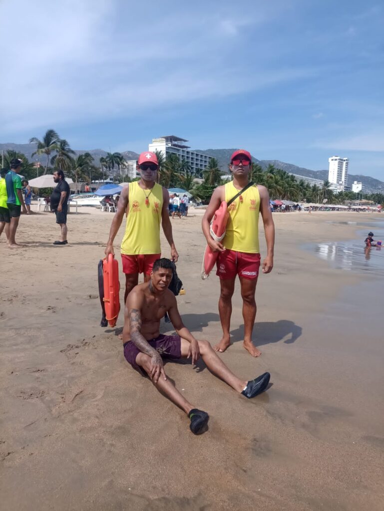 Guardavidas brindan auxilio a turista en Playa Dominguillo de Acapulco 