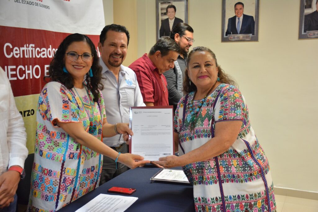 Productores de mezcal, agroindustriales y artesanos, reciben certificaciones y licencias para promover sus productos: SEFODECO