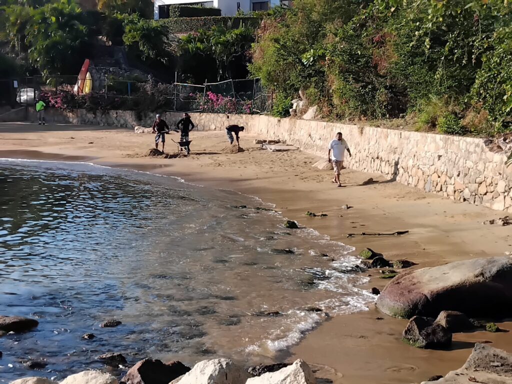 Continúa la limpieza de playas en Acapulco para la preservación del medio ambiente