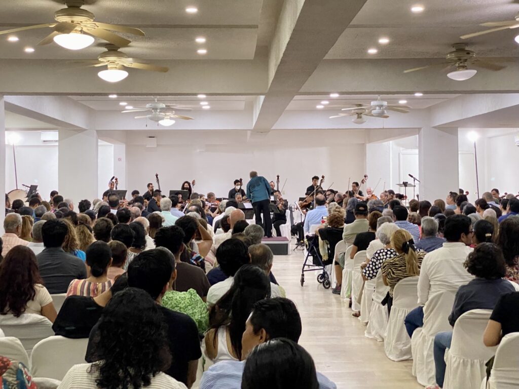 Turistas nacionales y extranjeros disfrutan el Concierto “Diálogos con Colores” de la OFA