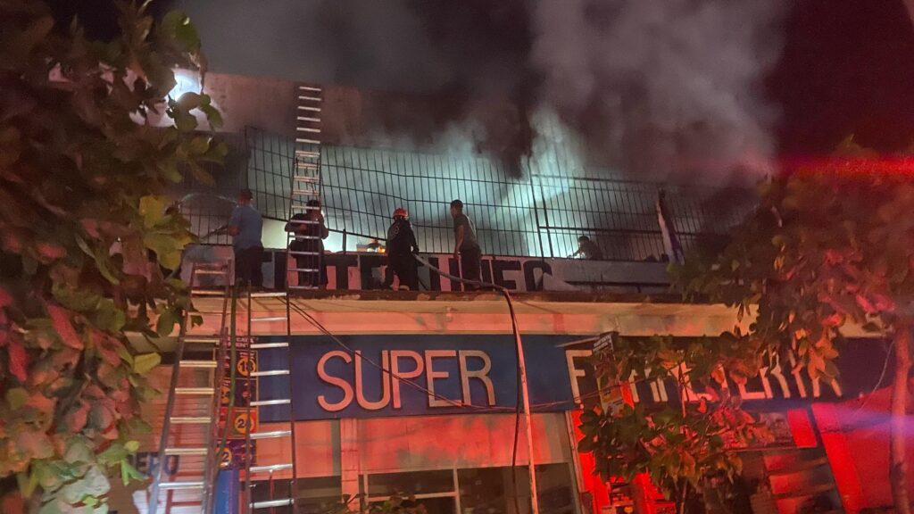 Atienden SGIRPC incendio de bodegas en Cruz Grande en la Costa Chica