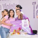 Entrega Evelyn Salgado la Tarjeta Violeta número 20 mil en Zihuatanejo
