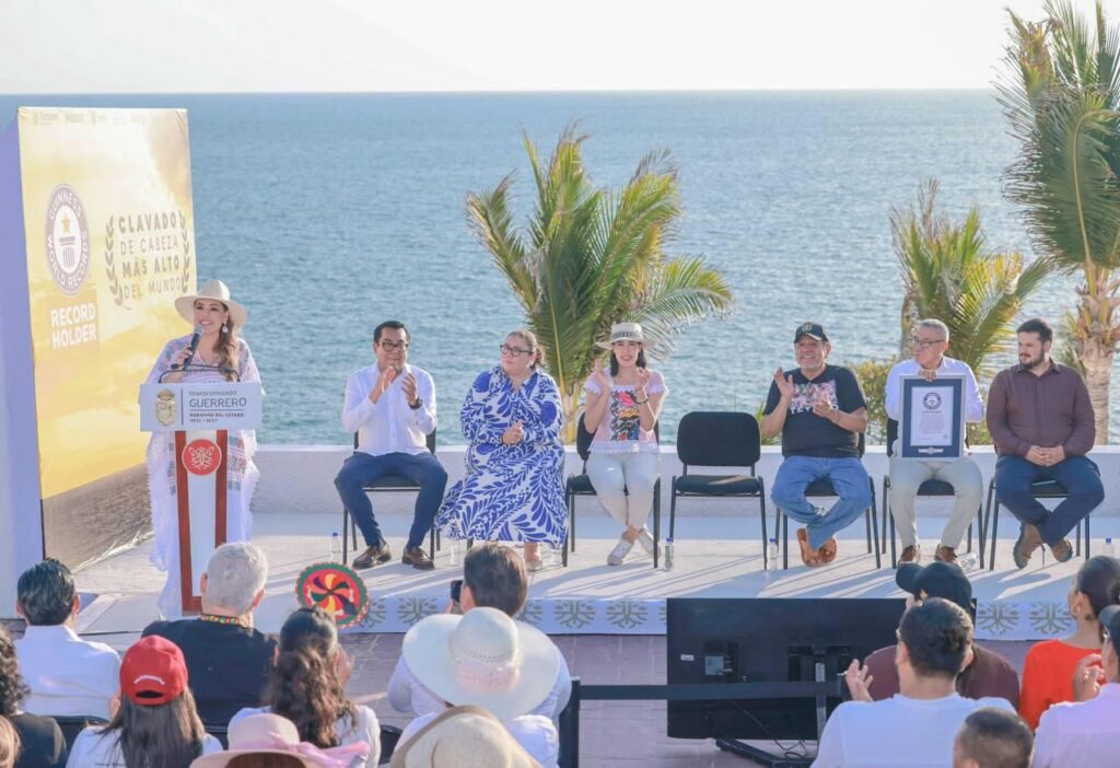 Asiste Evelyn Salgado a la entrega del Récord Guinness a clavadistas de la Quebrada por el salto de cabeza más alto del mundo