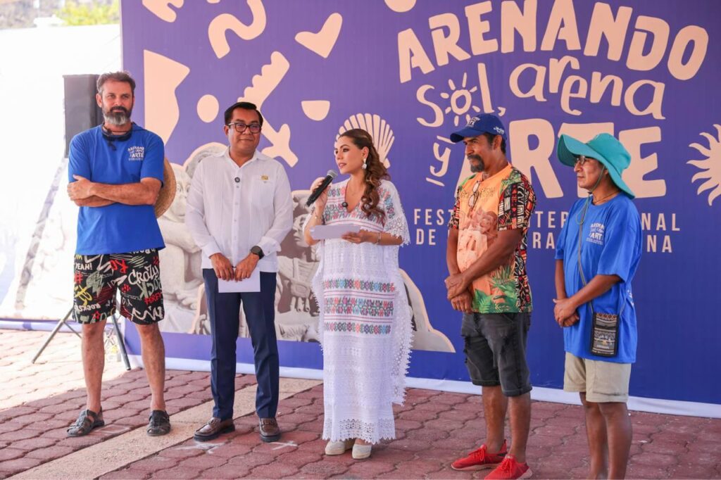 Recorre Evelyn Salgado la exposición Arenando Sol, Arena y Arte 2025