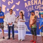 Recorre Evelyn Salgado la exposición Arenando Sol, Arena y Arte 2025