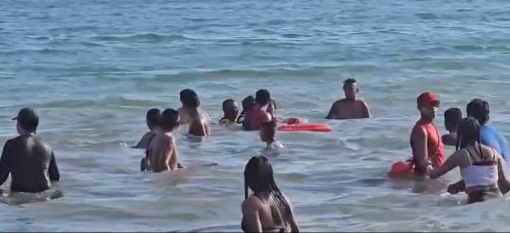 Salvavidas de la Promotora de Playas rescatan a dos turistas en la playa Hornos de Acapulco