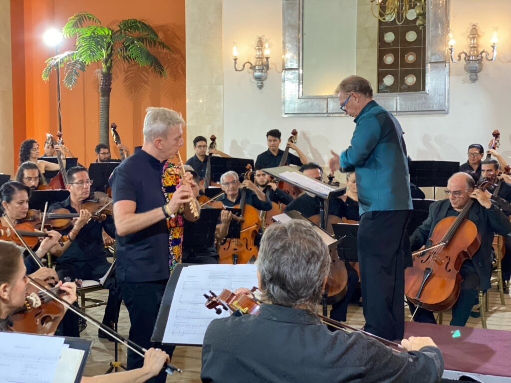Gran Concierto para Flauta y Orquesta de la OFA disfrutan turistas y acapulqueños en el Hogar del Sol
