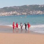 Guardavidas de la Promotora de Playas Acapulco realizan rescate en Playa El Morro