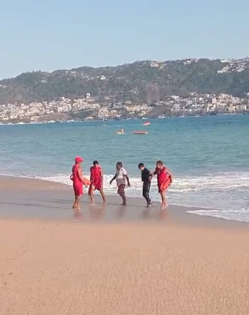 Guardavidas de la Promotora de Playas Acapulco realizan rescate en Playa El Morro
