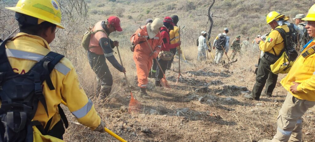 Alistan arribo de helicóptero de la Defensa para combatir incendio de Cerro Grande en Iguala