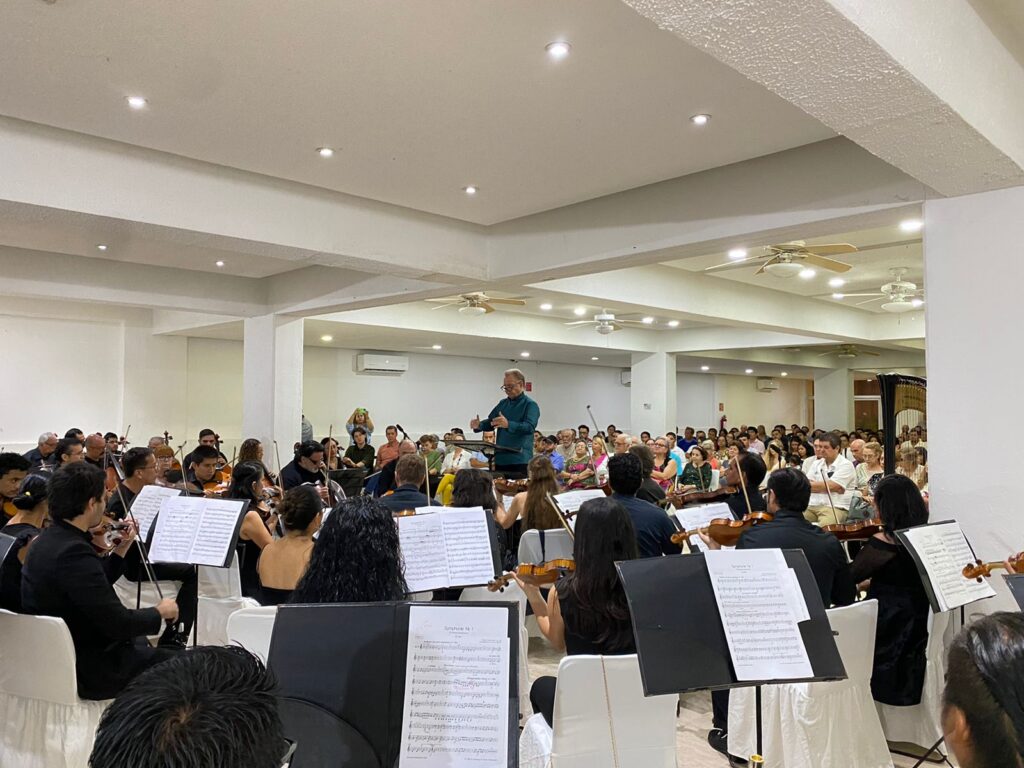 Ofrece la Filarmónica de Acapulco virtuoso concierto con el violinista ucraniano, Mykyta Klochkov y la inspiradora dirección de Bartholomeus Henri Van de Velde